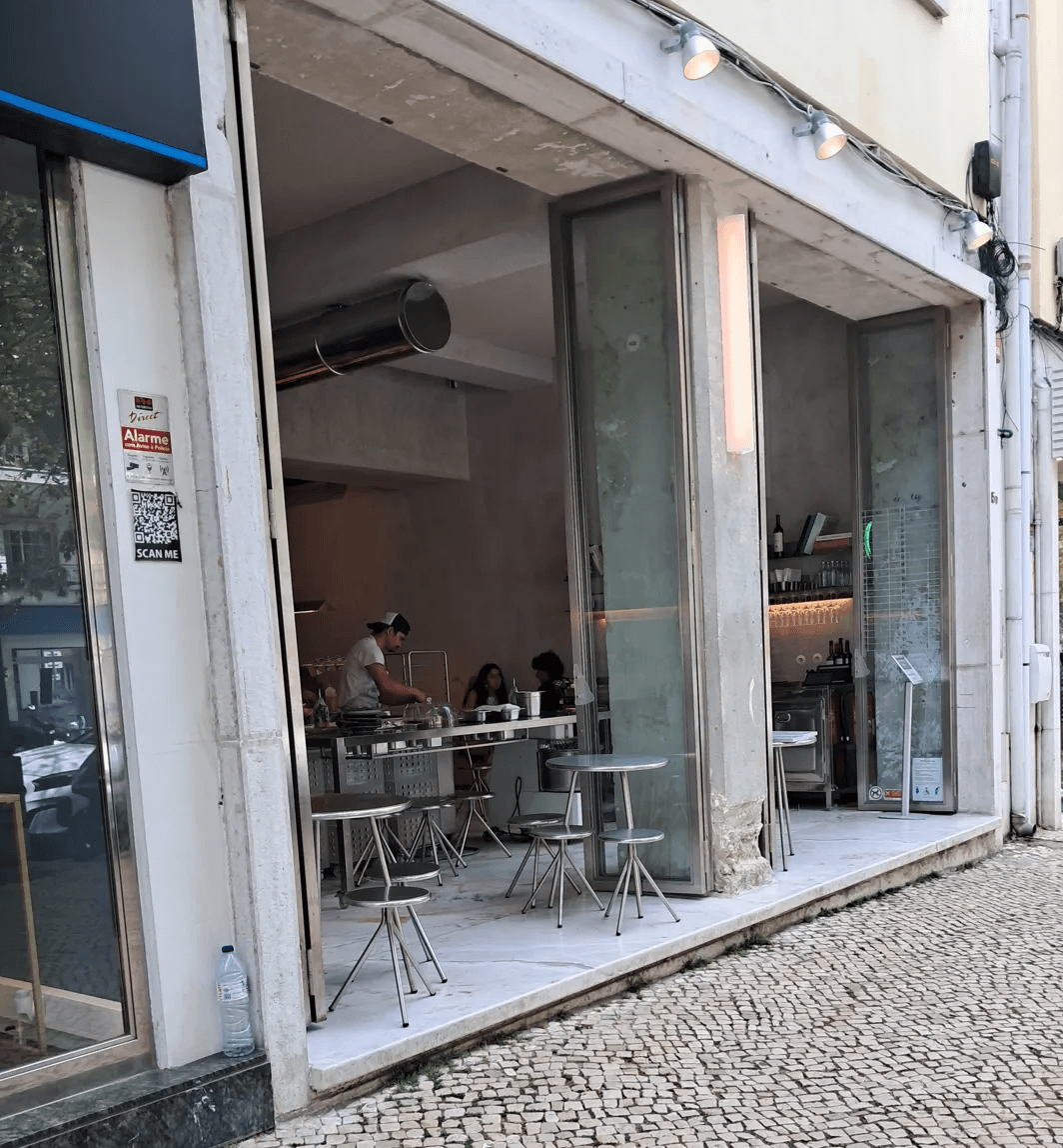 Um restaurante, em Lisboa, pode ter a cozinha diretamente exposta, em balcão, para a rua?